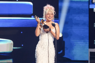 Karol G en el escenario de los Premios Billboard de la Música Latina 2023